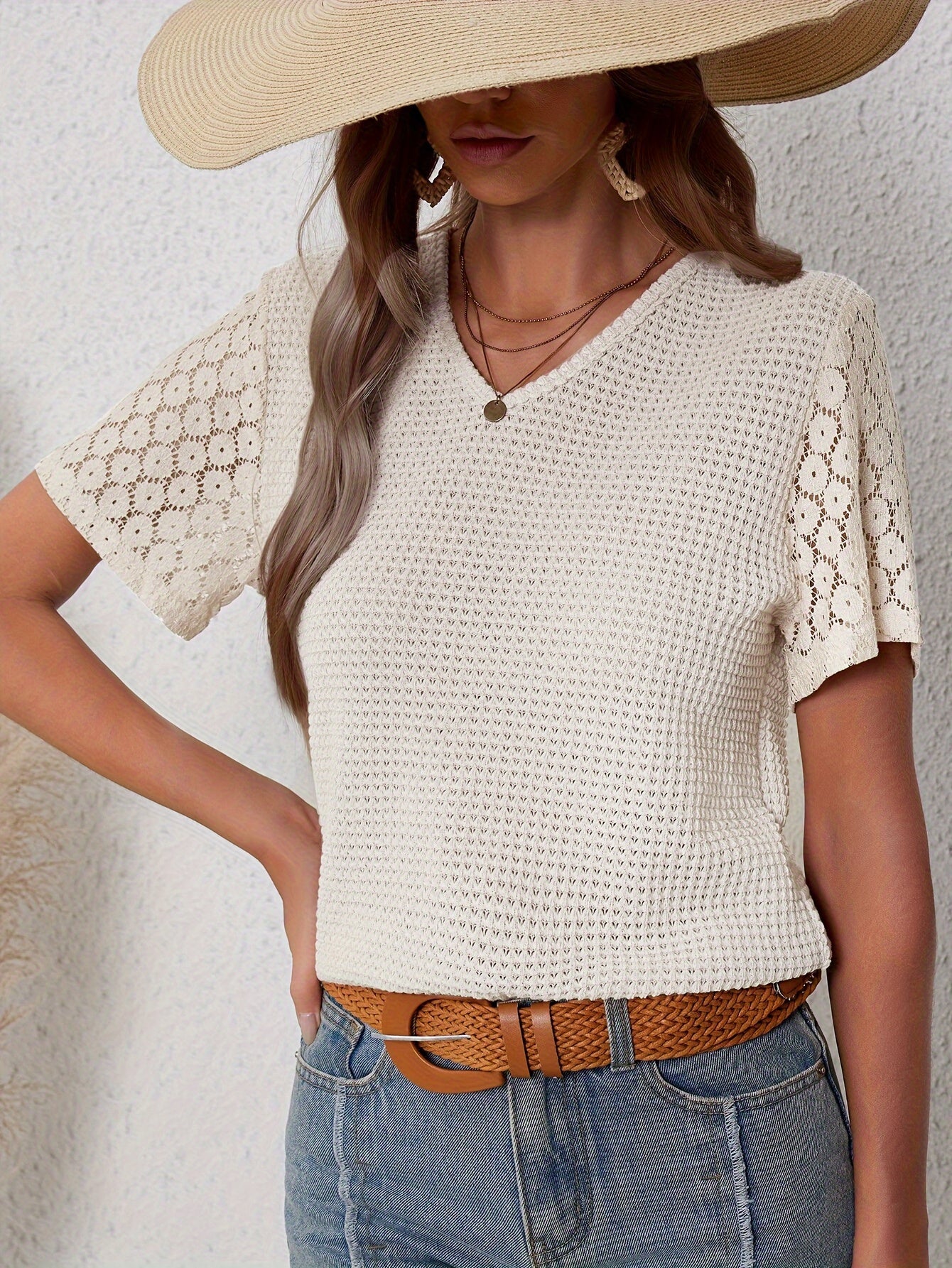 Elegant Dames T-shirt – V-hals, Kantdetails & Korte Mouwen