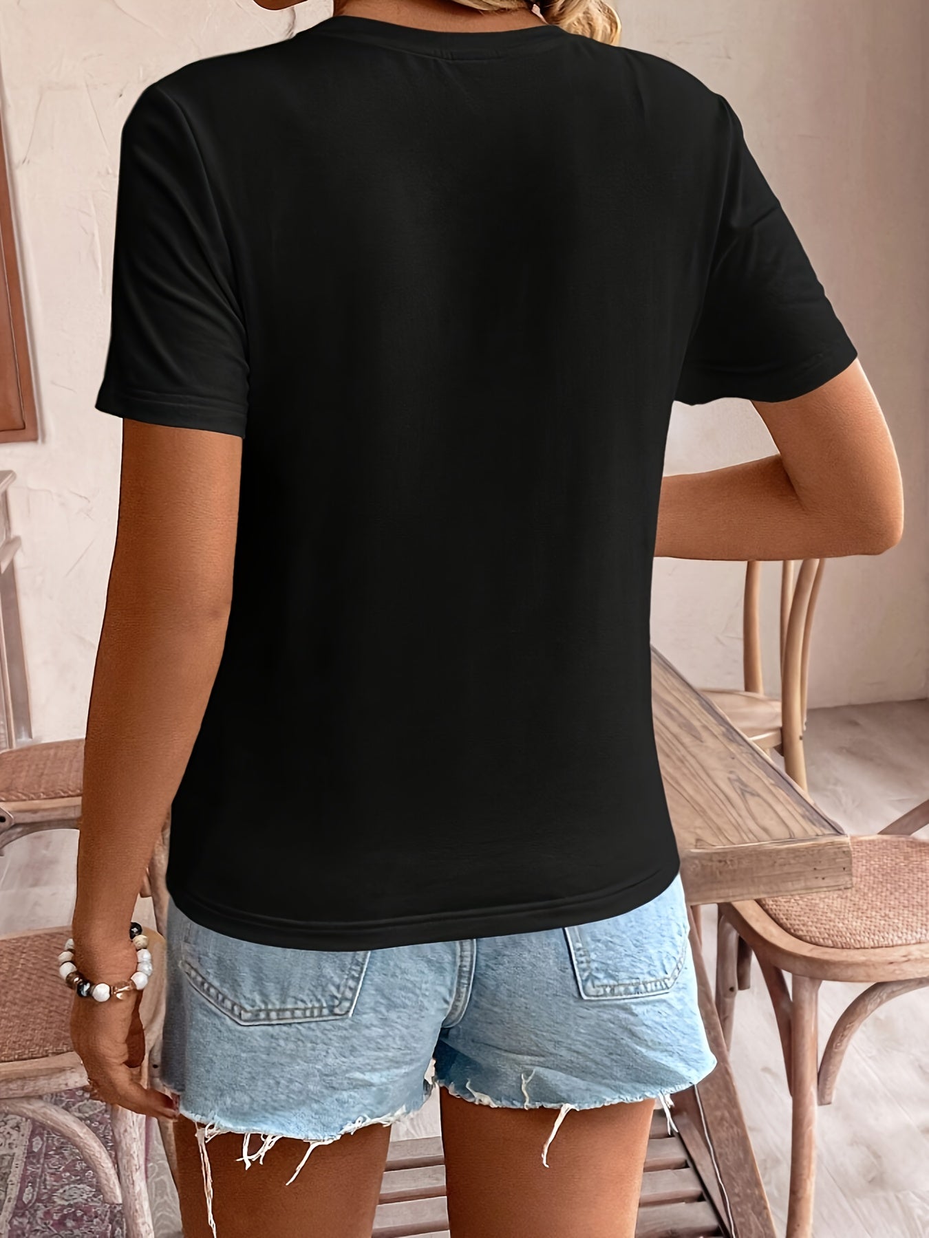 Dames zwart T-shirt met korte mouwen en hartjeborduursel – zomers shirt met ronde hals