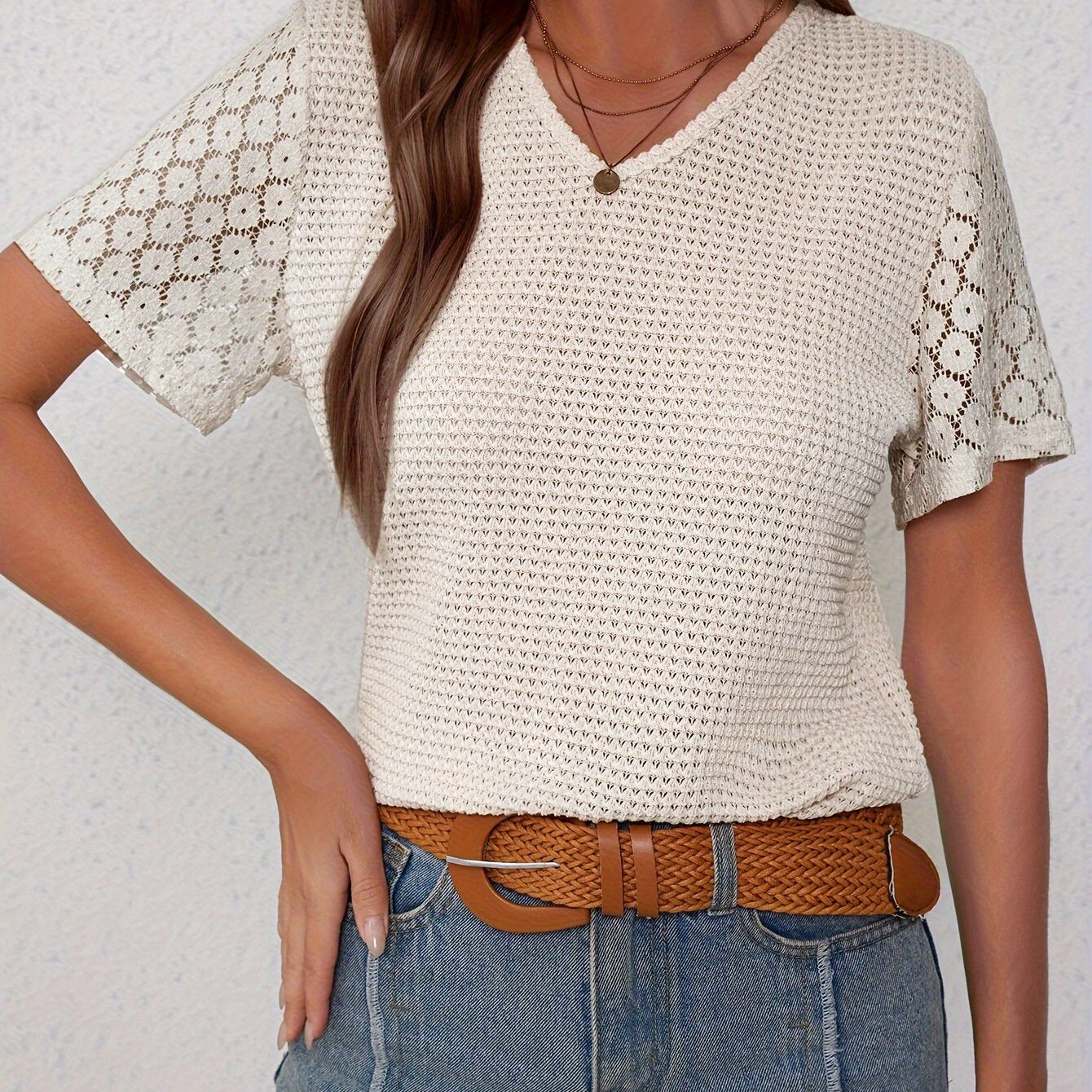 Elegant Dames T-shirt – V-hals, Kantdetails & Korte Mouwen